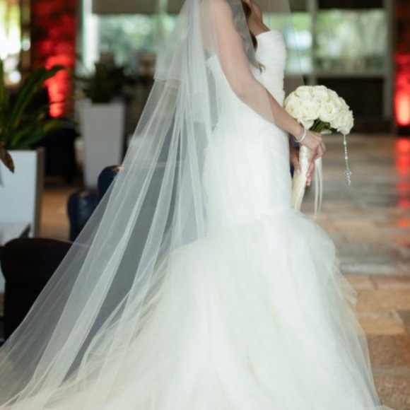 Vera Wang “Pavlova” wedding gown! - Picture 2 of 8